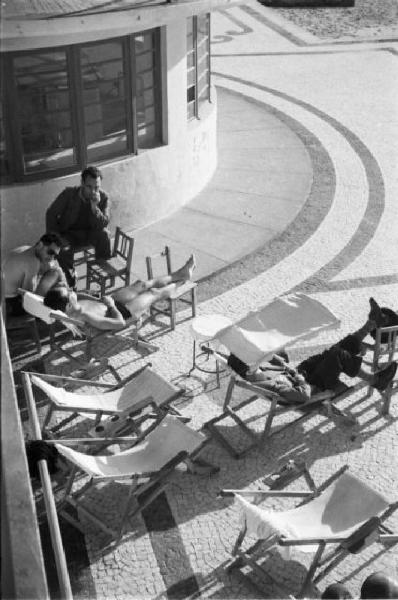 Estoril. Terrazza - persone che prendono il sole