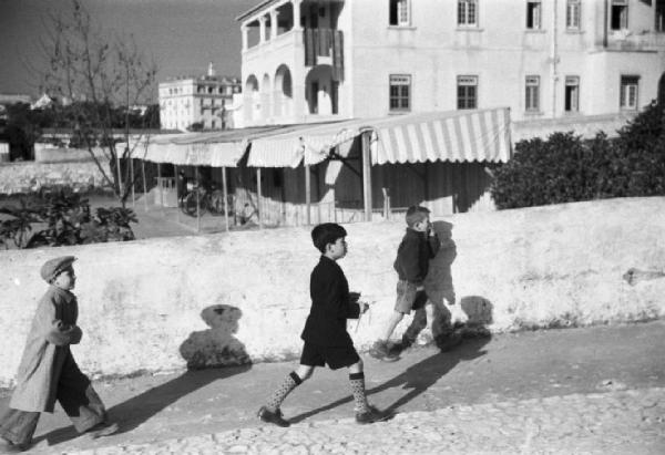 Estoril. Bambini per strada