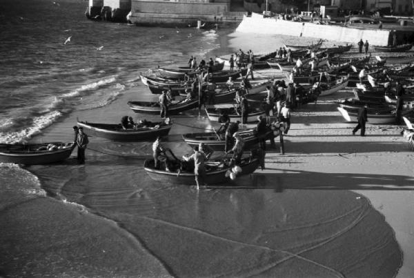 Cascais. La spiaggia e le barche dei pescatori a riva