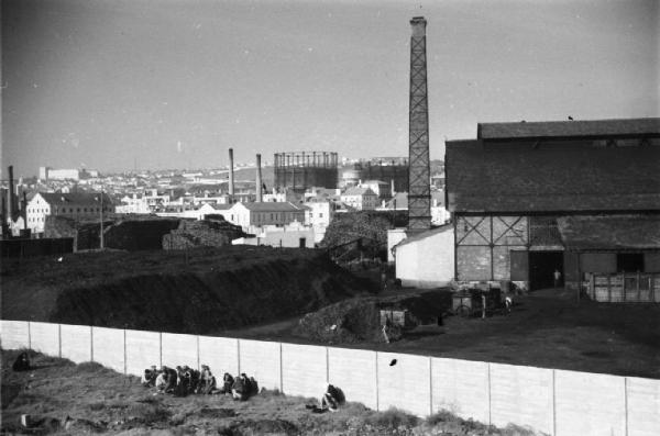 Lisbona. Veduta della periferia - manifattura con ciminiera