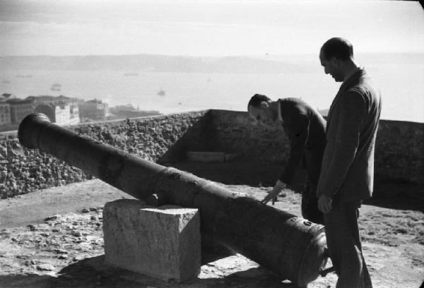 Lisbona. Famiglia Savoia in esilio. Umberto II in visita al castello di San Giorgio - cannone