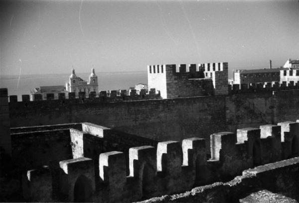 Lisbona. Castello di San Giorgio - mura merlate