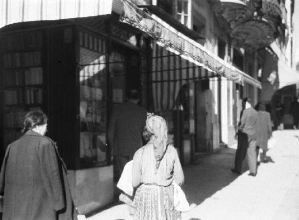 Lisbona. Vetrine di una libreria - persone