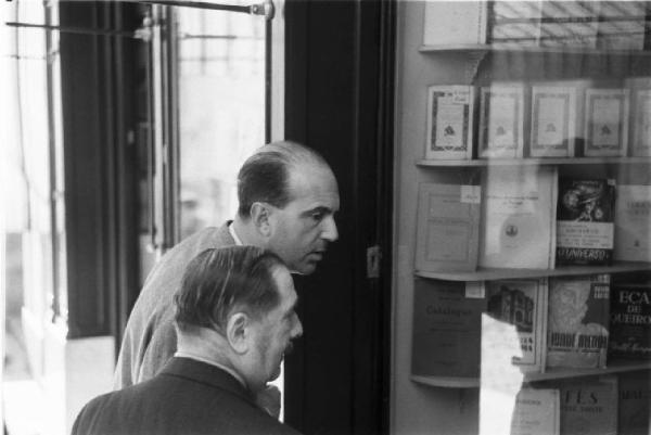 Lisbona. Famiglia Savoia in esilio. Umberto II osserva le vetrine di una libreria