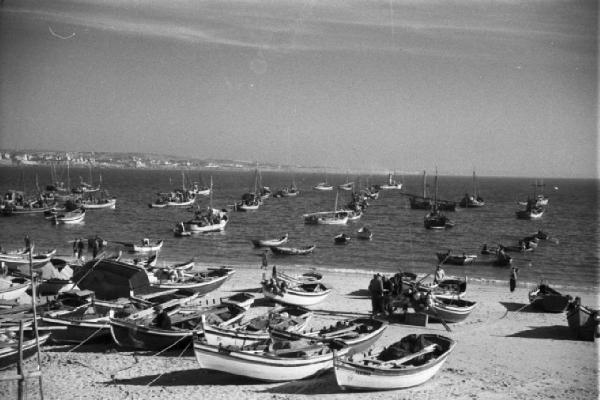 Estoril. La spiaggia - imbarcazioni dei pescatori sia in secca sia all'ancora