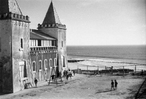 Estoril. Edificio con torrette - spiaggia