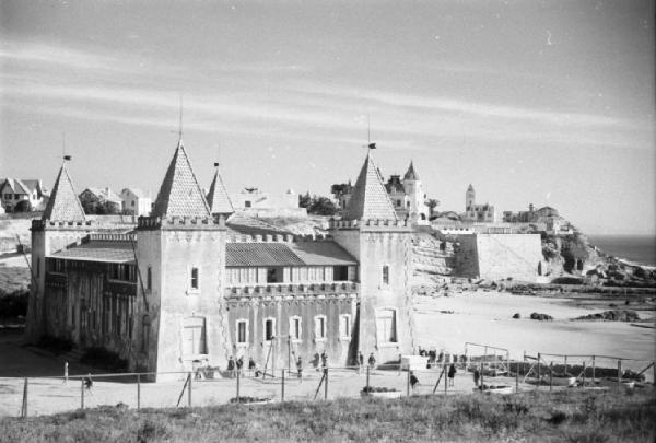 Estoril. Edificio con torrette - spiaggia