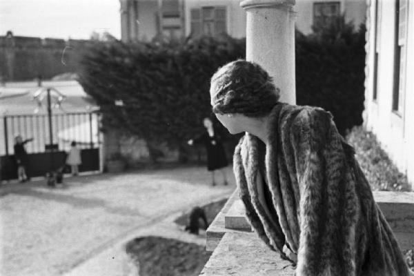 Estoril. Famiglia Savoia in esilio. La regina Maria José del Belgio osserva i figli che gicano in giardino