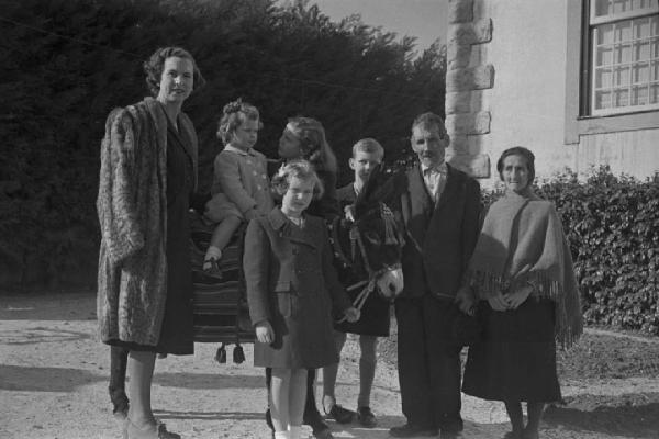 Estoril. Famiglia Savoia in esilio. Ritratto di gruppo - la regina Maria José del Belgio con i figli e due collaboratori domestici