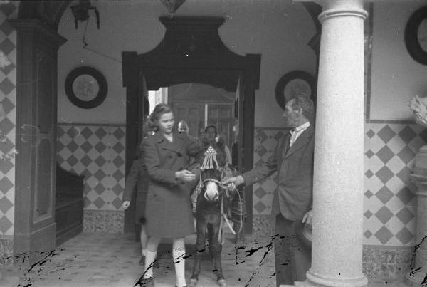 Estoril. Famiglia Savoia in esilio. Maria Pia nel patio