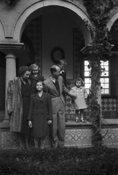 Estoril. Famiglia Savoia in esilio. Ritratto di gruppo - la regina Maria José del Belgio, Umberto II e i figli nel patio