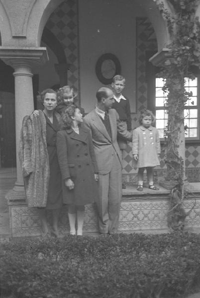 Estoril. Famiglia Savoia in esilio. Ritratto di gruppo - la regina Maria José del Belgio, Umberto II e i figli nel patio