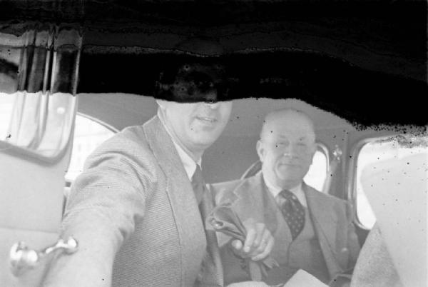 Estoril. Famiglia Savoia in esilio. Ritratto di coppia - Umberto II e Graziani in macchina