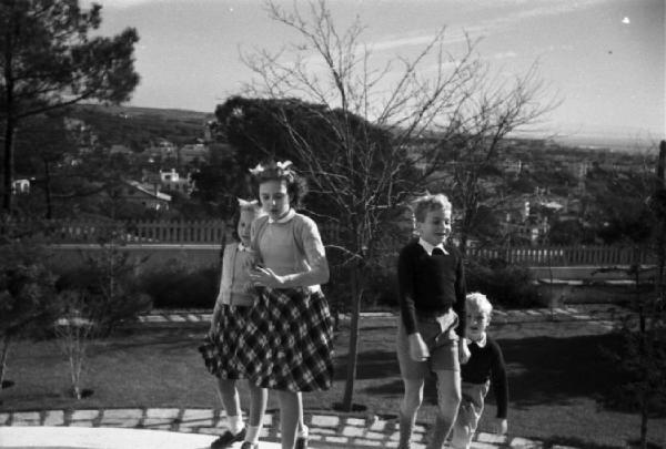 Estoril. I figli di Don Juan in giardino