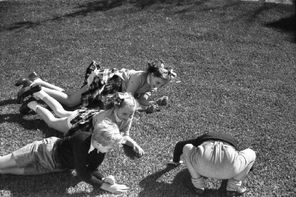 Estoril. I figli di Don Juan giocano in giardino