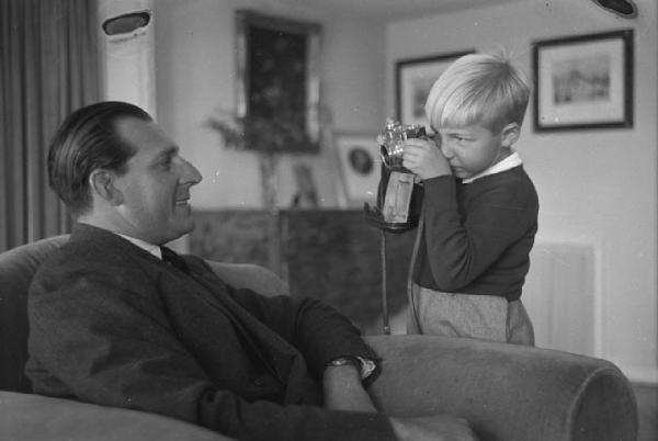 Estoril. I figli di Don Juan - ragazzino fotografa il papà