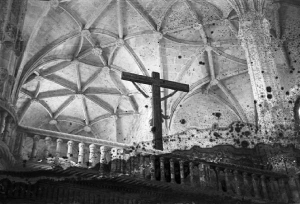 Belem. Monastero dei Jeronimos - volta costolonata e crocifisso