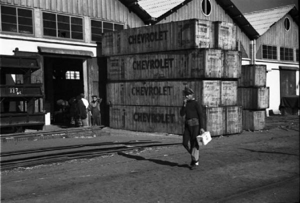 Lisbona. Il porto - container "Chevrolet"