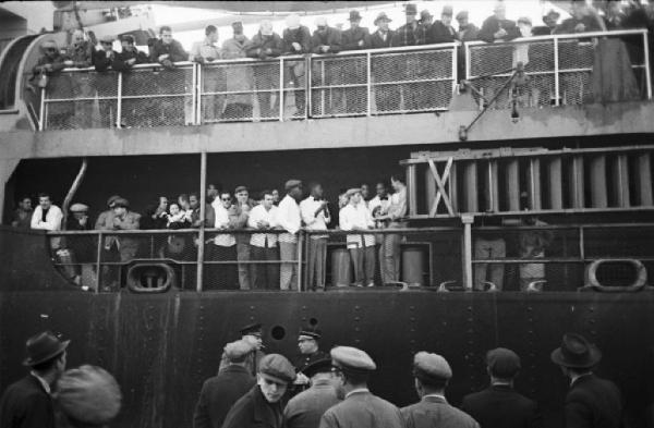 Lisbona. Il porto - nave in partenza stracolma di viaggiatori. Emigranti (?)