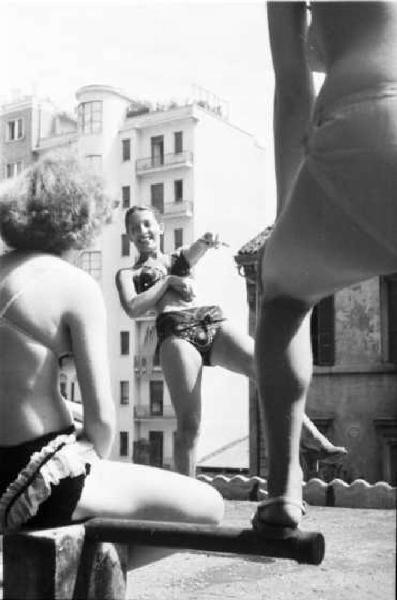 Milano. Ragazze in costume sul tetto di una casa