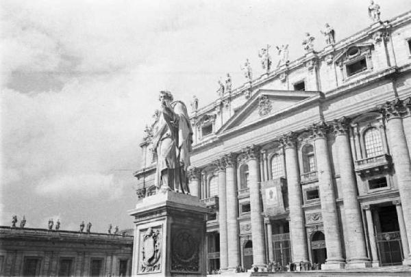 Città del Vaticano. Basilica di San Pietro. Facciata - statua del Santo