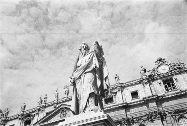 Città del Vaticano. Basilica di San Pietro. Facciata - statua del Santo