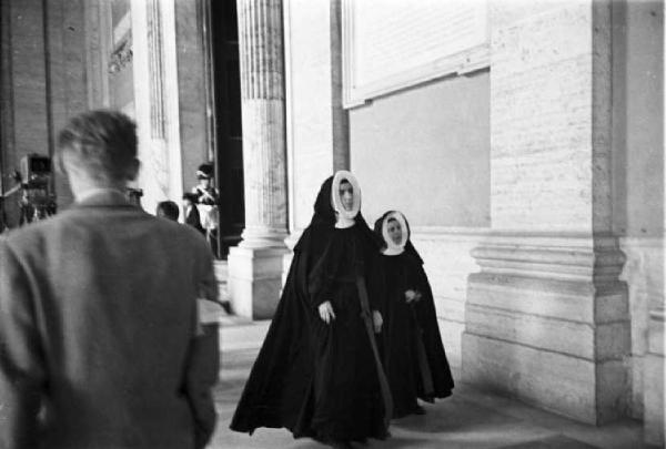 Città del Vaticano. Basilica di San Pietro. Due suore sotto il porticato