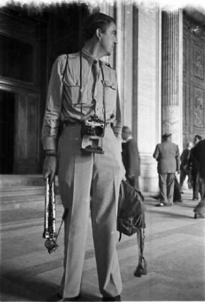 Città del Vaticano. Basilica di San Pietro. Fotoreporter con macchina fotografica, cavalletto e borsa di fronte all'ingresso principale