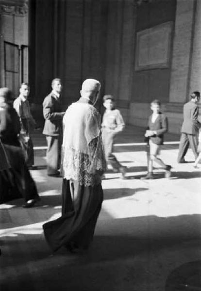 Città del Vaticano. Piazza San Pietro. Prete che attraversa il porticato