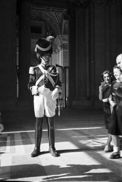 Città del Vaticano. Basilica di San Pietro. Guardia inglese in uniforme