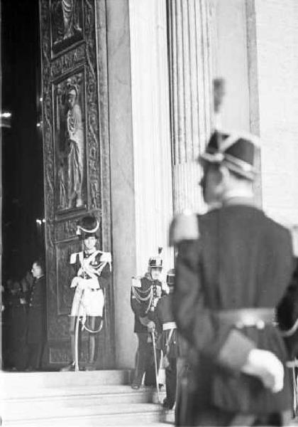 Città del Vaticano. Basilica di San Pietro. Guardie sui gradini d'ingresso - in secondo piano una guardia inglese appoggiata al portone di bronzo