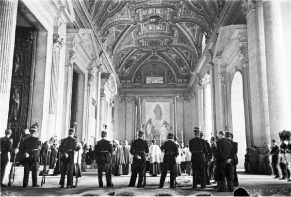 Città del Vaticano. Basilica di San Pietro. Guardie schierate all'ingresso della basilica