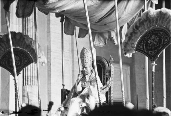 Città del Vaticano. Basilica di San Pietro. Papa Pio XII benedice dal baldacchino tra i Sacri paramenti