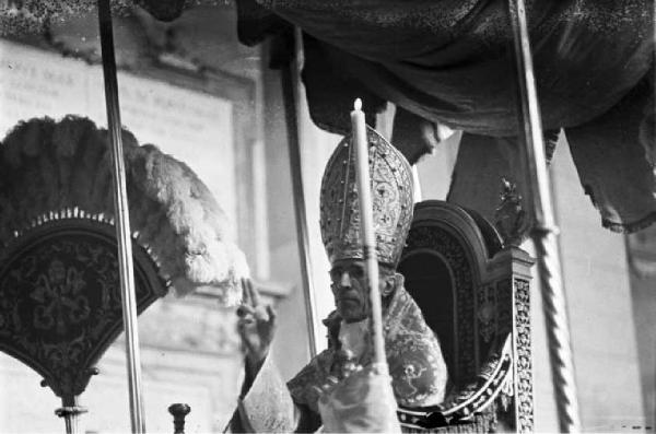 Città del Vaticano. Basilica di San Pietro. Papa Pio XII benedice dal baldacchino tra i Sacri paramenti