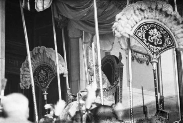 Città del Vaticano. Basilica di San Pietro. Papa Pio XII benedice dal baldacchino tra i Sacri paramenti