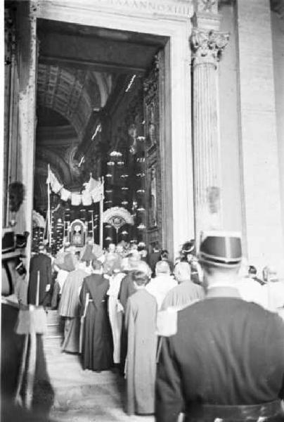 Città del Vaticano. Basilica di San Pietro. Processione di fedeli segue il baldacchino di Papa Pio XII