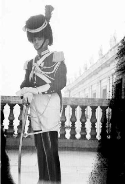 Città del Vaticano. Guardia inglese [?] in posa su di una terrazza dei Palazzi Vaticani