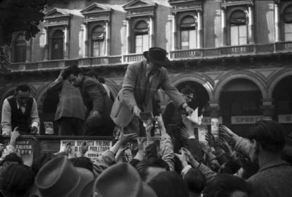 Milano. Piazza Duomo. Distribuzione di volantini da un furgone del Partito Socialista Italiano di Unità Proletaria