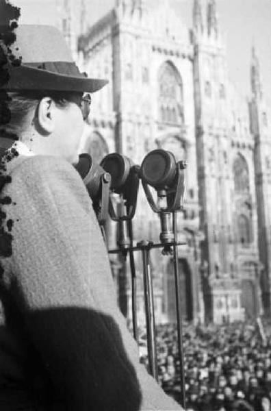 Milano. Piazza Duomo. Comizio di un uomo politico dinnanzi alla folla - sullo sfondo il Duomo
