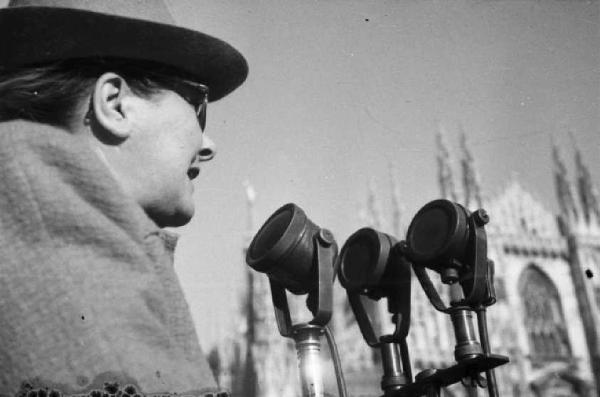 Milano. Piazza Duomo. comizio di un politico in Piazza Duomo - sullo sfondo il Duomo