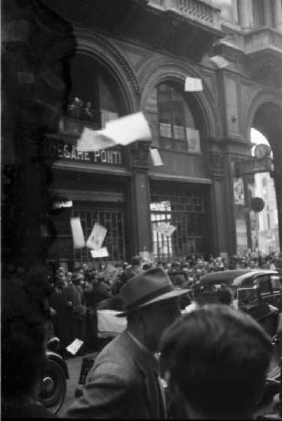 Milano. Lancio di volantini propagandistici per le vie del centro cittadino