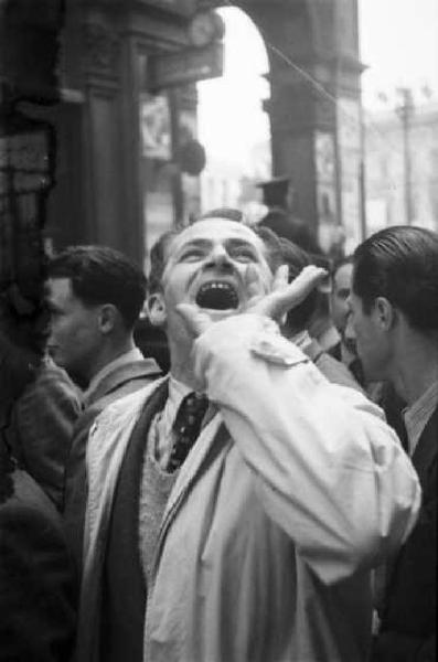 Milano. Via Mengoni angolo piazza del Duomo - Un uomo strilla divertito