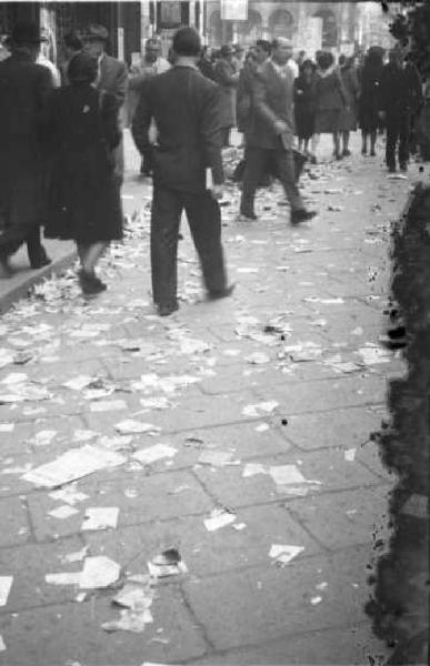 Milano. Gente cammina per le strade cosprse di voantini propagandistici