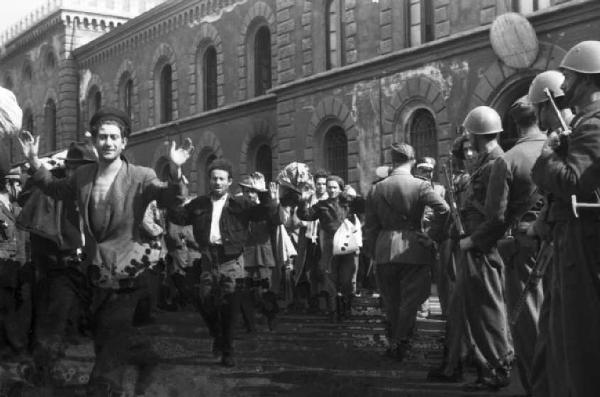 Milano. Prigionieri liberati dal carcere di San Vittore fra i militari