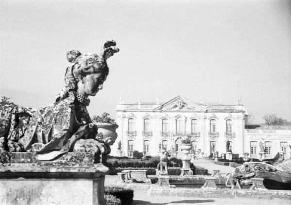 Sintra. Palazzo di Queluz - i giardini e la barocca facciata posteriore. In primo piano una statua raffigurante una sfinge