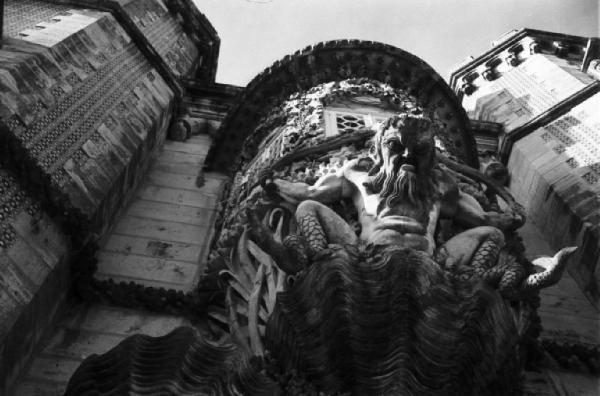 Sintra. Palazzo di Queluz - decorazione scultorea barocca raffigurante una divinità marina (tritone ?) su valva di conchiglia