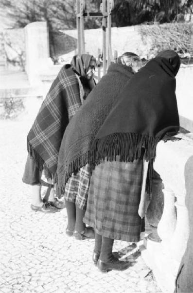 Sintra. Palazzo di Queluz - tre donne affacciate a un parapetto