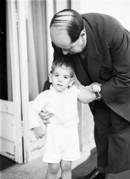 Lisbona. Ritratto maschile - José Maria Gil-Robles con un bambino (il figlio ?)