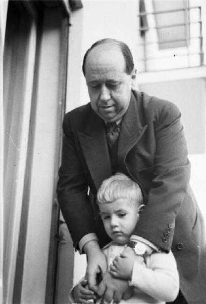 Lisbona. Ritratto maschile - José Maria Gil-Robles con un bambino (il figlio ?)