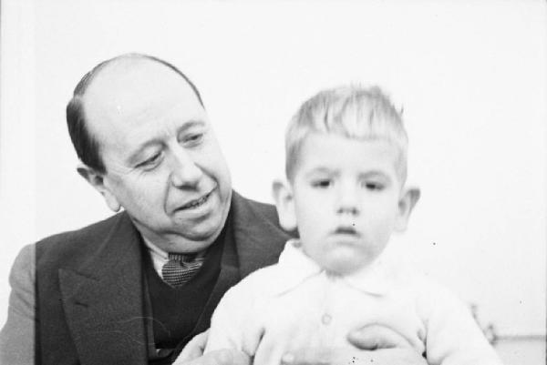 Lisbona. Ritratto maschile - José Maria Gil-Robles con un bambino (il figlio ?)